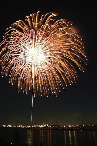 Fireworks_over_lake